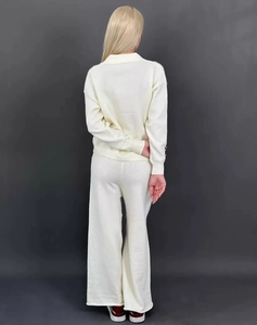 Vue arrière d'un ensemble deux pièces en tricot crème avec cardigan polo et pantalon