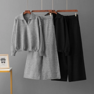 Vue détaillée de l'ensemble de détente en tricot avec pull polo et pantalon large