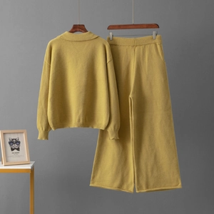 Vue arrière de l'ensemble deux pièces en maille jaune gingembre avec gilet et pantalon