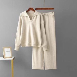 Vue détaillée de l'ensemble en maille beige avec haut à col polo et pantalon large à cordon