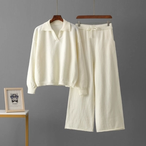Détail de l'ensemble tricot deux pièces avec pull polo col V et pantalon large à cordon