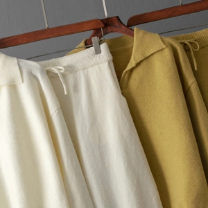 Détail d'un ensemble en maille côtelée avec cardigan polo et pantalon à cordon beige