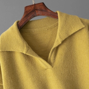 Vue détaillée d'un pull en maille jaune moutarde avec col Polo classique et col en V