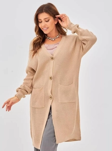 Detailaufnahme einer langen Strickjacke mit V-Ausschnitt und großen Holzknöpfen