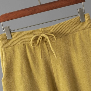 Détail du pantalon en maille jaune avec taille élastique et cordon de serrage et poches