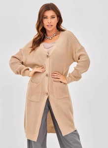 Detail einer beigen Strickjacke mit weitem V-Ausschnitt und großen Holzknöpfen