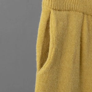 Détail du pantalon en maille jaune moutarde avec taille élastique côtelée et poche latérale