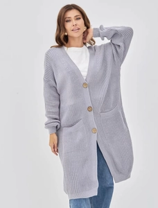 Detail der hellgrauen Strickjacke mit Waffelmuster und großen runden Holzknöpfen im Fokus