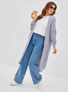 Detailansicht der lila Strickjacke mit grober Struktur und großen aufgesetzten Taschen