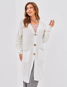 Nahaufnahme der weißen Strickjacke mit V-Ausschnitt und großen braunen Holzknöpfen