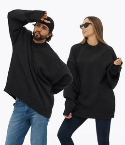 Détails du pull en maille noire oversize avec col rond et finitions côtelées