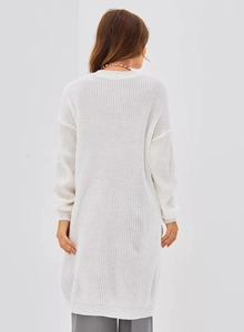 Rückansicht der langen weißen Strickjacke mit gemütlicher, grober Strickstruktur für Damen