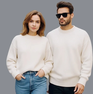 Pull en tricot minimaliste col rond pour couples en blanc crème avec épaules tombantes