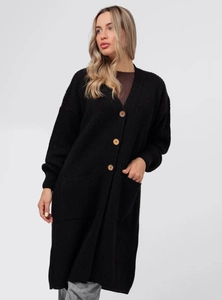 Detailansicht der schwarzen Strickjacke mit V-Ausschnitt und runden Holzknöpfen