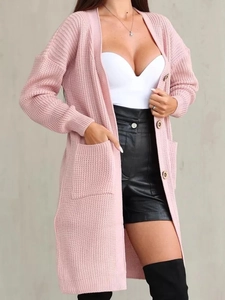 Detail der rosa Strickjacke mit Holzknöpfen und großen praktischen Seitentaschen
