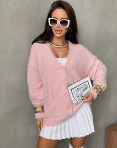 Nahaufnahme der rosa Strickjacke aus Nerzimitat mit flauschiger Textur und großen Taschen
