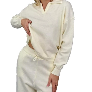 Ensemble chic en tricot crème avec haut à col polo manches longues et pantalon à cordon