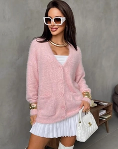 Detailansicht der rosa Nerzimitat-Strickjacke mit großen Taschen und Goldknöpfen