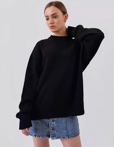 Gros plan des poignets et de l'ourlet côtelés sur un pull en maille noir oversize chic