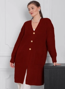 Detail eines roten Strick-Cardigans mit V-Ausschnitt, Holzknöpfen und gerippten Ärmelbündchen