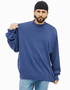 Détail de l'encolure ronde côtelée et de la texture de l'épaule sur un pull en maille gris-bleu
