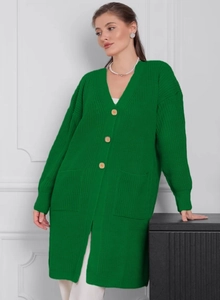 Detailansicht der smaragdgrünen Strickjacke mit V-Ausschnitt und Holzknöpfen