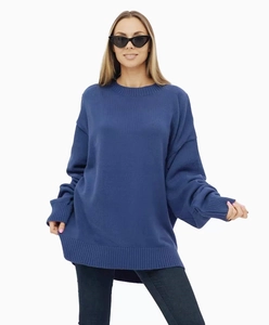 Détail d'un pull oversize bleu foncé avec texture en maille verticale et col rond classique