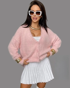 Detailansicht einer rosa Strickjacke aus Nerzimitat mit V-Ausschnitt und Knöpfen