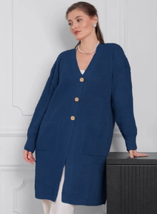 Detailansicht der V-Ausschnitt Strickjacke mit runden Holzknöpfen und großen Fronttaschen