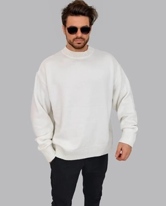 Détail du pull en maille blanc pour homme montrant la texture douce et le col rond côtelé