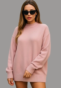 Détail d'un pull en maille rose surdimensionné avec col rond et finitions côtelées