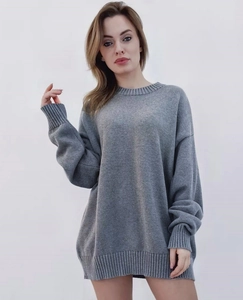Gros plan d'un pull gris surdimensionné montrant le col rond et la texture du tricot