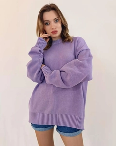 Détail du pull en maille violette oversize avec poignets côtelés et col rond classique