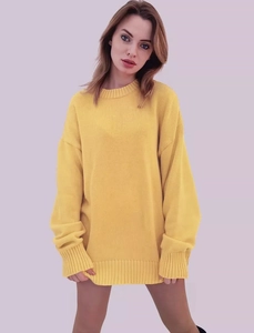 Détail d'un pull en maille jaune vif surdimensionné avec un col rond classique