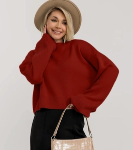 Dettaglio maglione oversize rosso scuro con girocollo e polsini a costine in maglia
