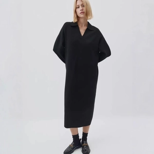 Elegant black long-sleeved knit maxi dress with a deep V-neck polo collar design