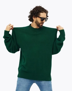 Détail du pull en maille vert foncé montrant la texture du col et le matériau élastique