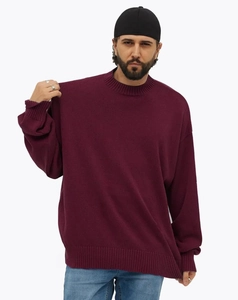 Détail du col rond côtelé et de la texture en maille bordeaux de ce pull surdimensionné