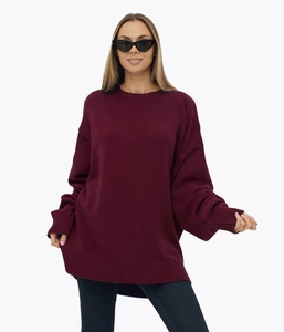 Détail du pull en maille oversize bordeaux montrant les poignets et le col côtelés