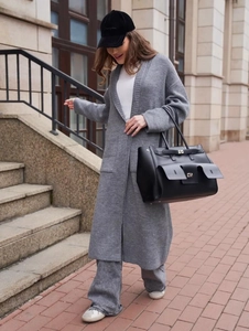 Dettaglio del set cardigan lungo in maglia grigia e pantaloni ampi con trama morbida