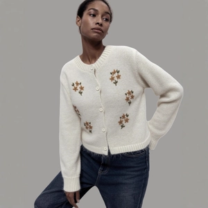 Cardigan en Tricot à Broderie Florale Décontracté pour Femmes Col Rond Simple Boutonnage Manches Longues Pull Moelleux