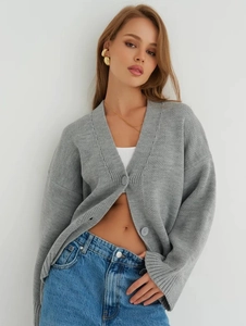 Détail d'un cardigan gris en maille ample avec col en V et grands boutons assortis