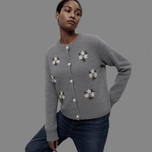 Gilet gris en maille brodé de fleurs avec col rond et boutons blancs pour femmes