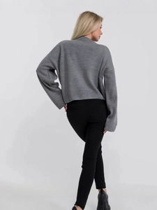 Maglione grigio in maglia larga da donna con spalle cadenti e bordo a coste, vista posteriore