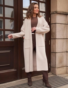 Dettagli del cardigan lungo in maglia color avena con tasche anteriori e trama a coste