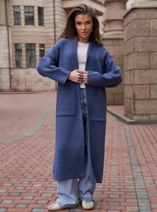 Dettaglio del cardigan in maglia blu scuro con grandi tasche applicate