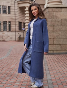 Dettaglio di un lungo cardigan in maglia blu scuro con tessuto strutturato e tasche