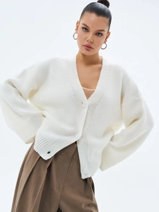 Gilet en maille crème surdimensionné avec col en V et grands boutons de style décontracté