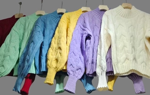 Dettaglio dei motivi a trecce su maglioni da donna in diversi colori vivaci