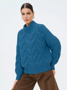 Maglione a trecce blu elettrico con collo alto e maniche a palloncino ampie